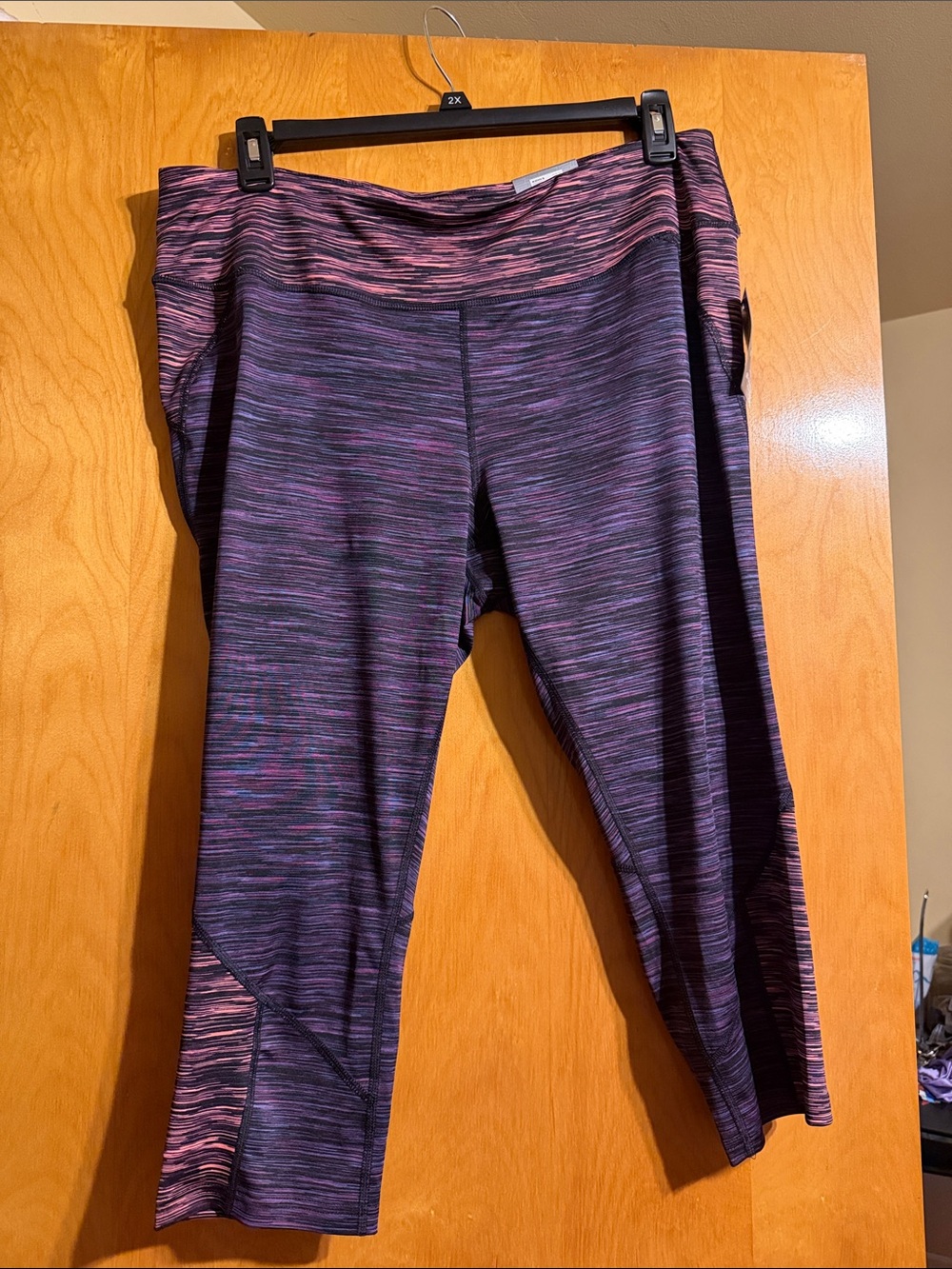 Women’s Space-Dyed Capri Leggings in Purple & Pink